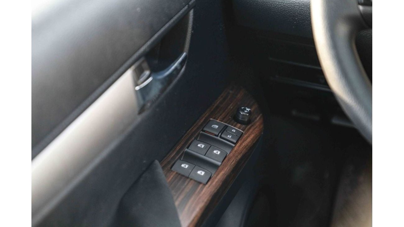 تويوتا هيلوكس تويوتا هيلوكس 2024 ذات الكابينة المزدوجة 2.7 HI - أبيض بلاتيني لؤلؤي من الداخل أسود | للتصدير فقط