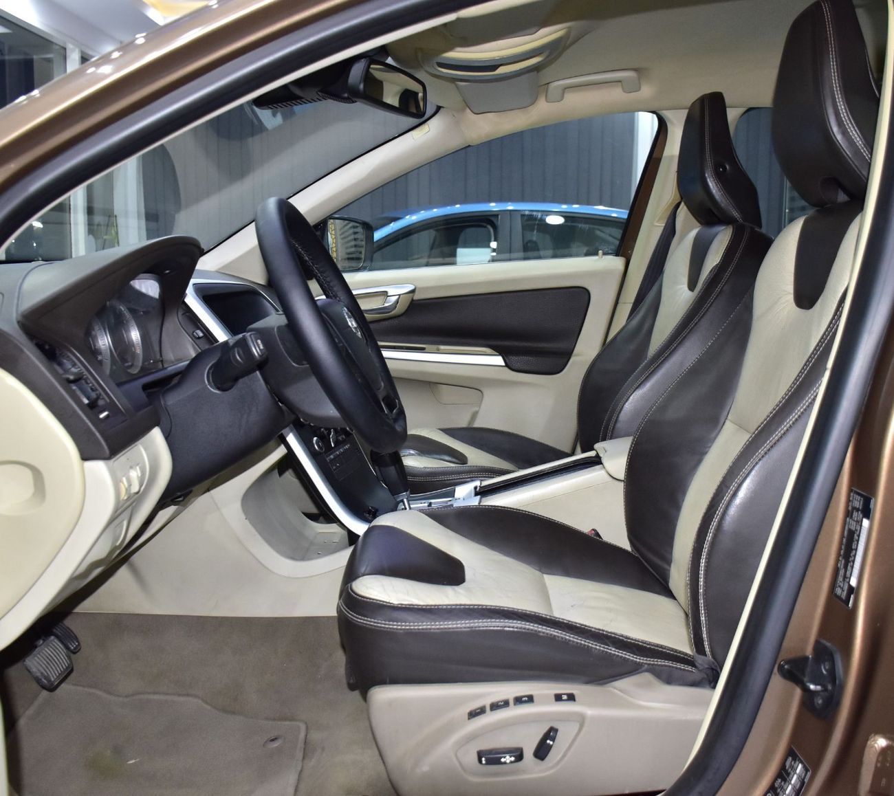 فولفو XC 60 EXCELLENT DEAL for our Volvo XC60 T6 AWD ( 2011 Model ) in Brown Color GCC Specs