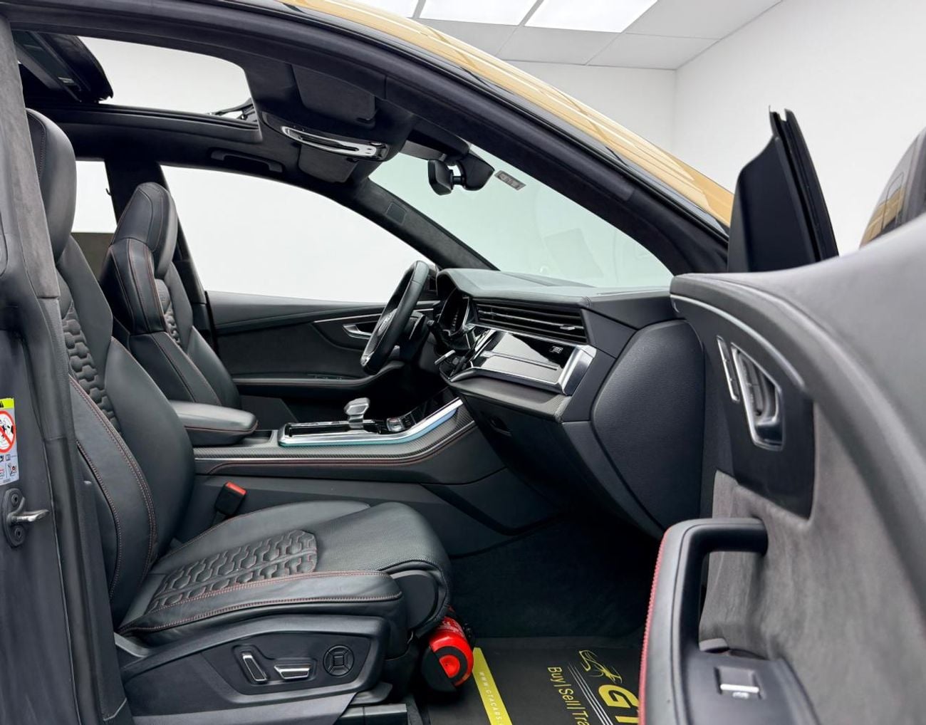 أودي RSQ8 2020 Audi RSQ8 4.0TFSI Quattro, Warranty, Carbon Fiber Package, Excellent Condition, GCC