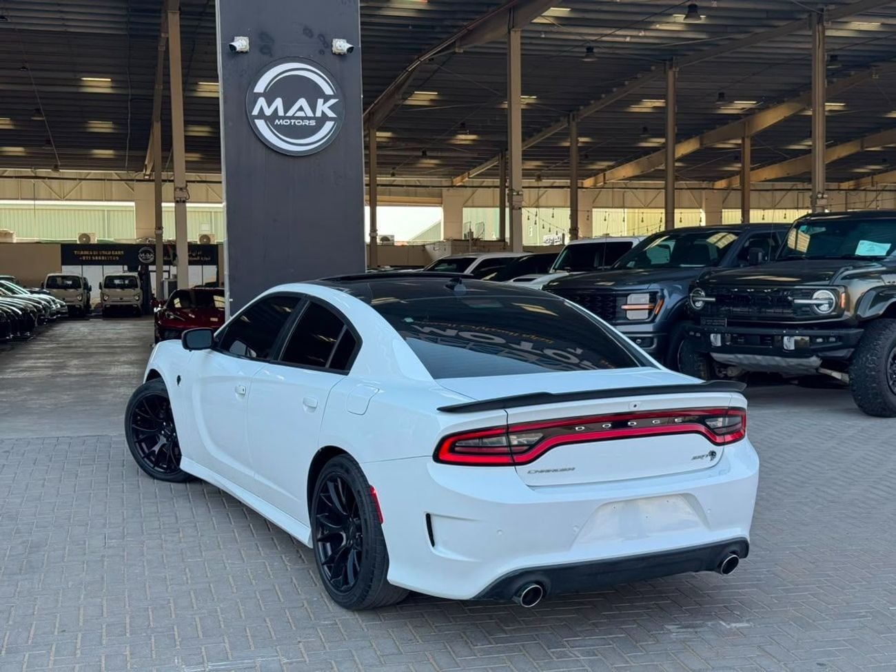 Dodge Charger HELLCAT 707HP / 6.2L V8 / LOW MILEAGE / SUNROOF / LEATHER SEATS / BLIND SPOTS / REMOTE START