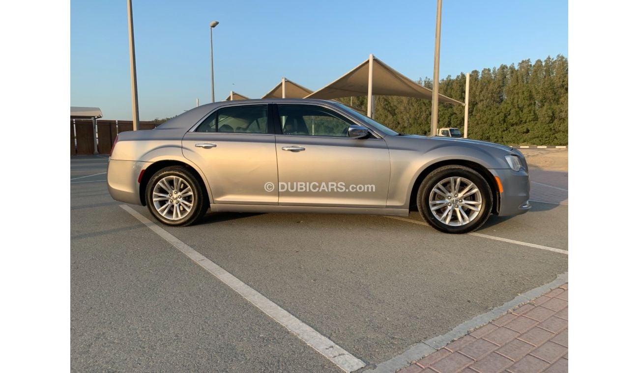 كرايسلر 300C CHRYSLER 300 Model 2016 very celen car.     Price 33,000 km 178,864  phone no 00971555363332   كرايس