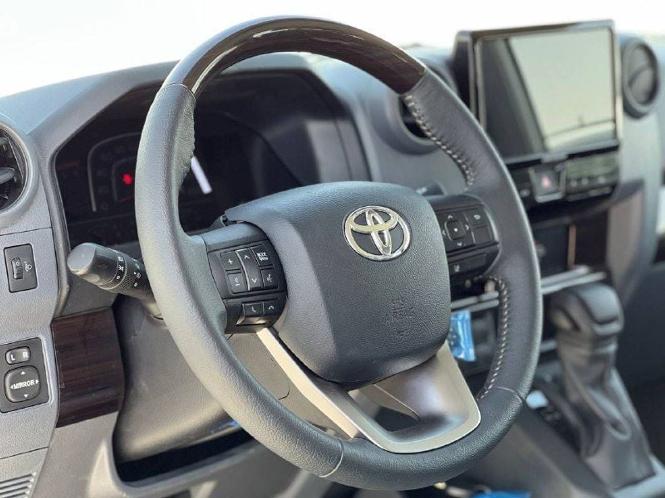 Toyota Land Cruiser 70 LX LC76 2.8L DSL A/T // 2025 // HIGH OPTION WITH RADAR , DIFFLOCK , DVD&BACK CAMERA // SPECIAL OFFER