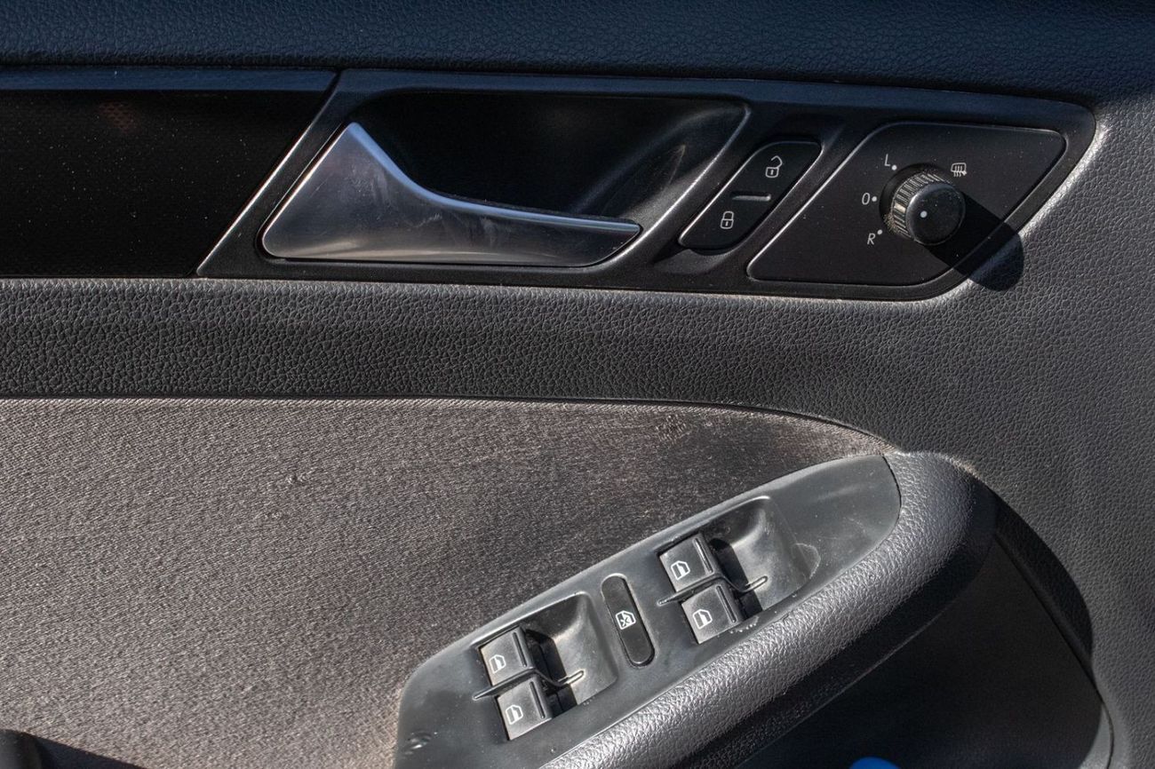 Volkswagen Jetta VOLKSWAGON JETTA Comfortline SE 2.0L | FULL OPTION | GCC