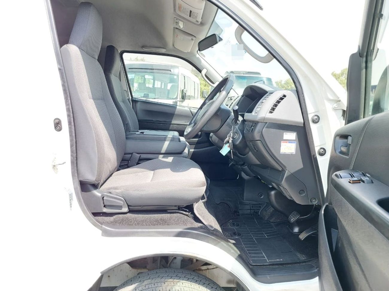 Toyota Hiace TOYOTA HIACE COMMUTER VAN 2013 RHD 3.0 L DIESEL AUTOMATIC (PM63050)