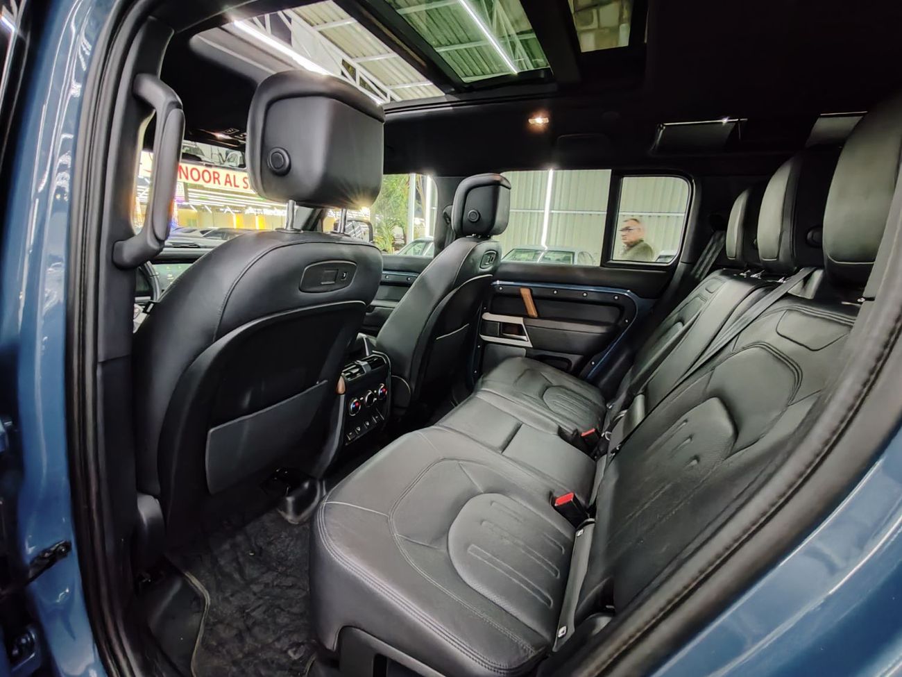 لاند روفر ديفندر P400 110 X-Dynamic HSE Warranty one year