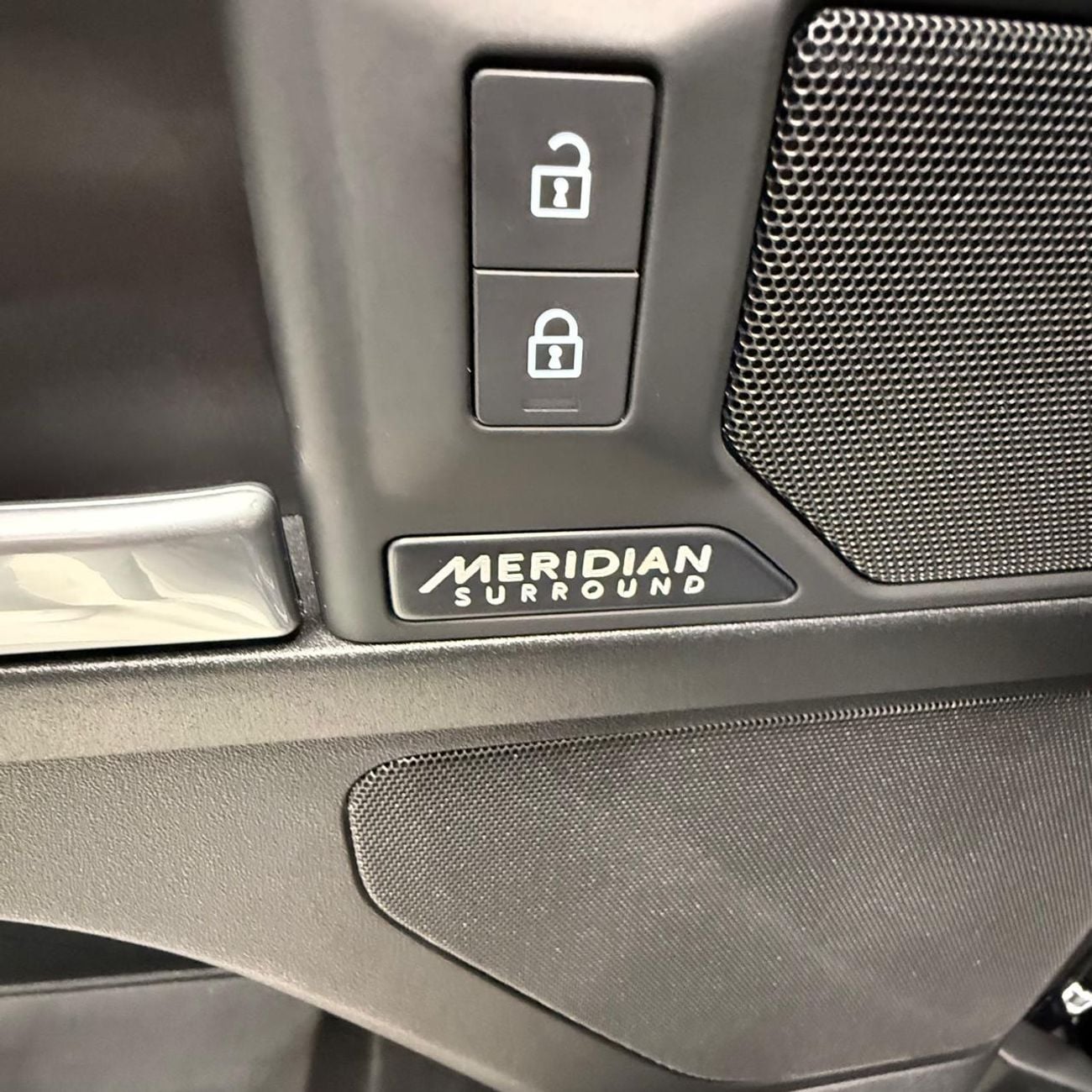 Land Rover Defender 110 X P525 5.0L | GCC Specs | Under Warranty