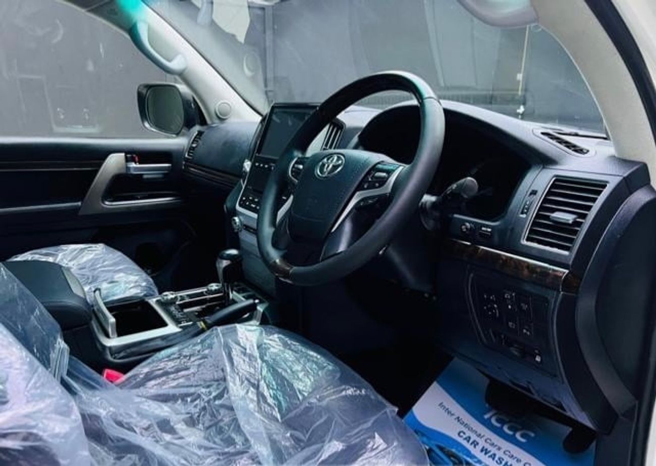 تويوتا لاند كروزر Sahara 2016 Model RHD Diesel Engine Full Option Facelift to LC300 2024 Very Clean And Perfect