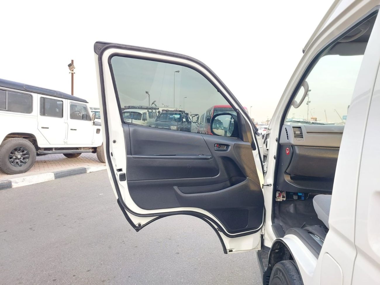 Toyota Hiace TOYOTA HIACE COMMUTER VAN RHD 2005 MODEL 2.5 L DIESEL MANUAL(PM07223)