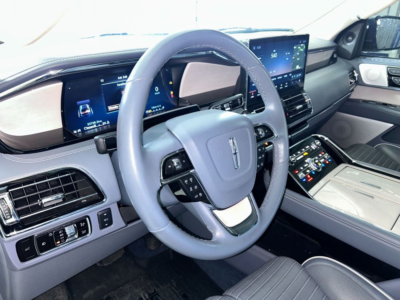 لينكولن نافيجاتور بريزيدنشيال NV-N1923L/AL TAYER MOTORS/ AL QOUZ SHOWROOM