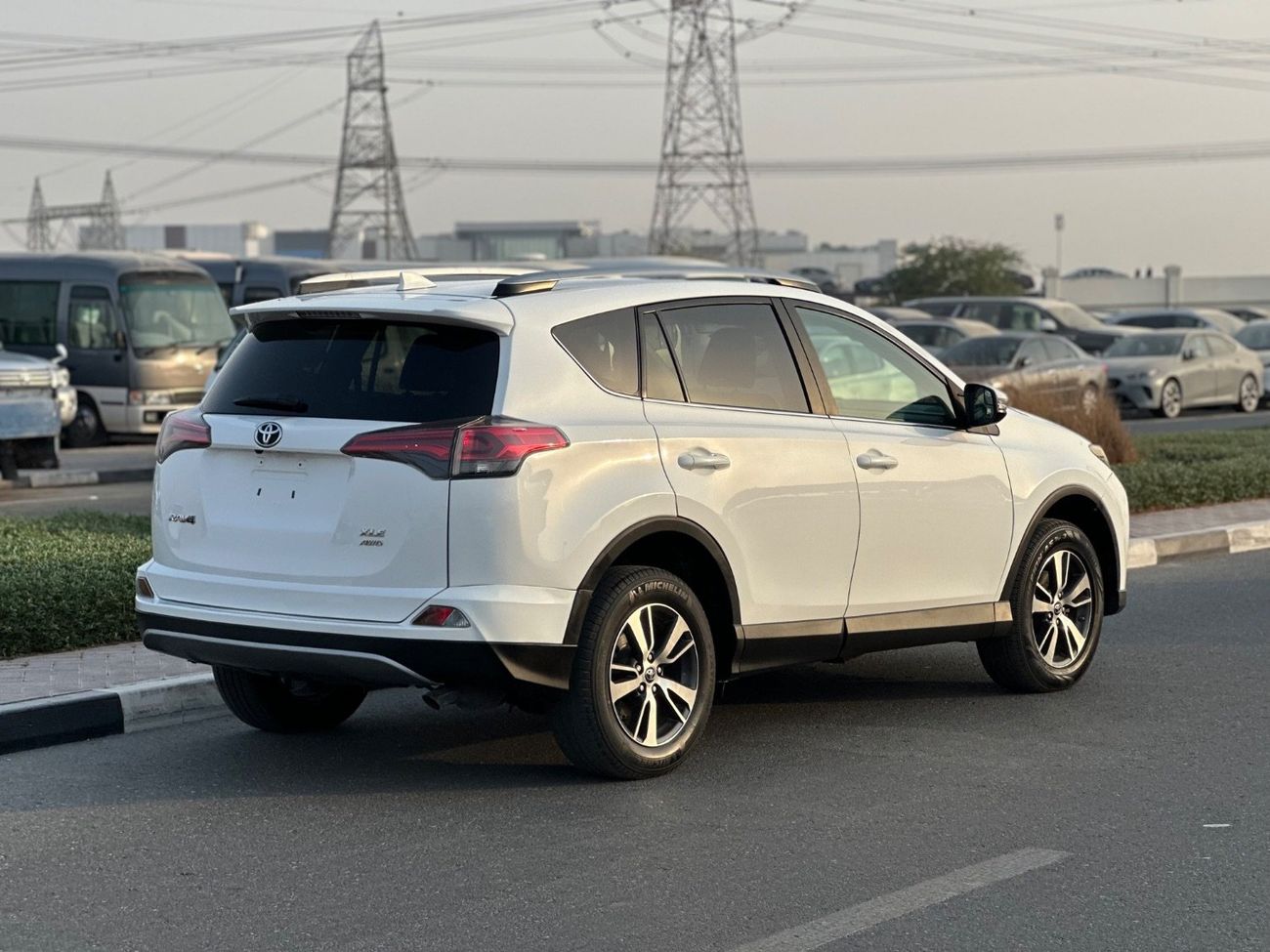 Toyota RAV4 XLE 4WD sunroof and Full Option