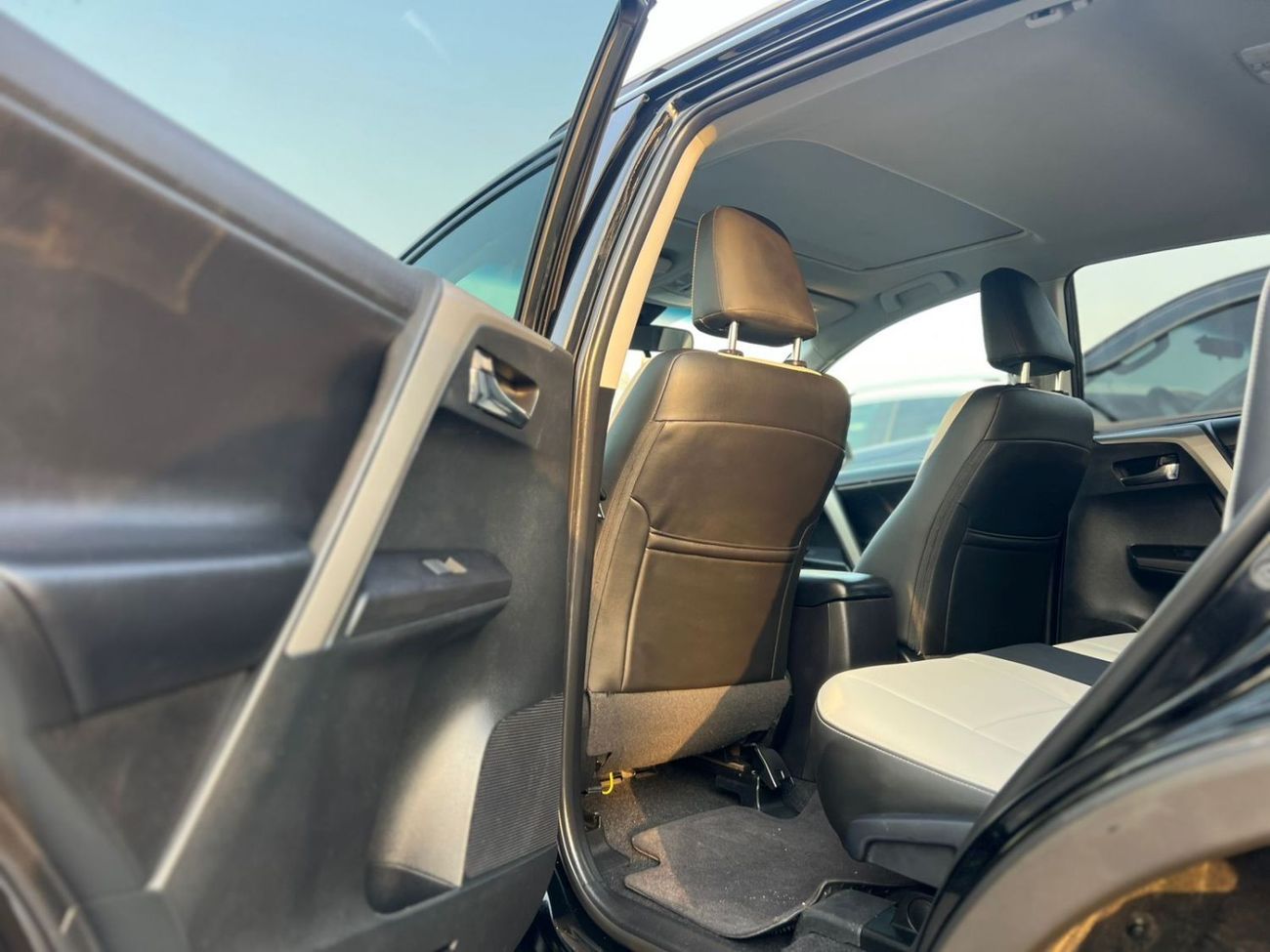 Toyota RAV4 2018 Toyota RAV4 XLE - 2.5L V4-RearCam-AWD 4x4 - Push Start -Leather seat Sunroof - Mileage-