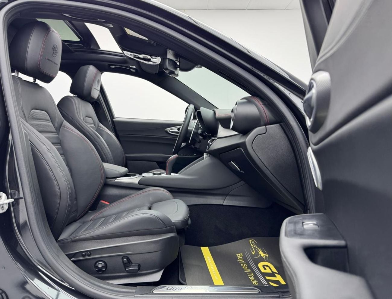 ألفا روميو جوليا 2024 Alfa Romeo Giulia Competizione Q2, 2030 Alfa Romeo Warranty + Service Pack, Very Low Km, GCC