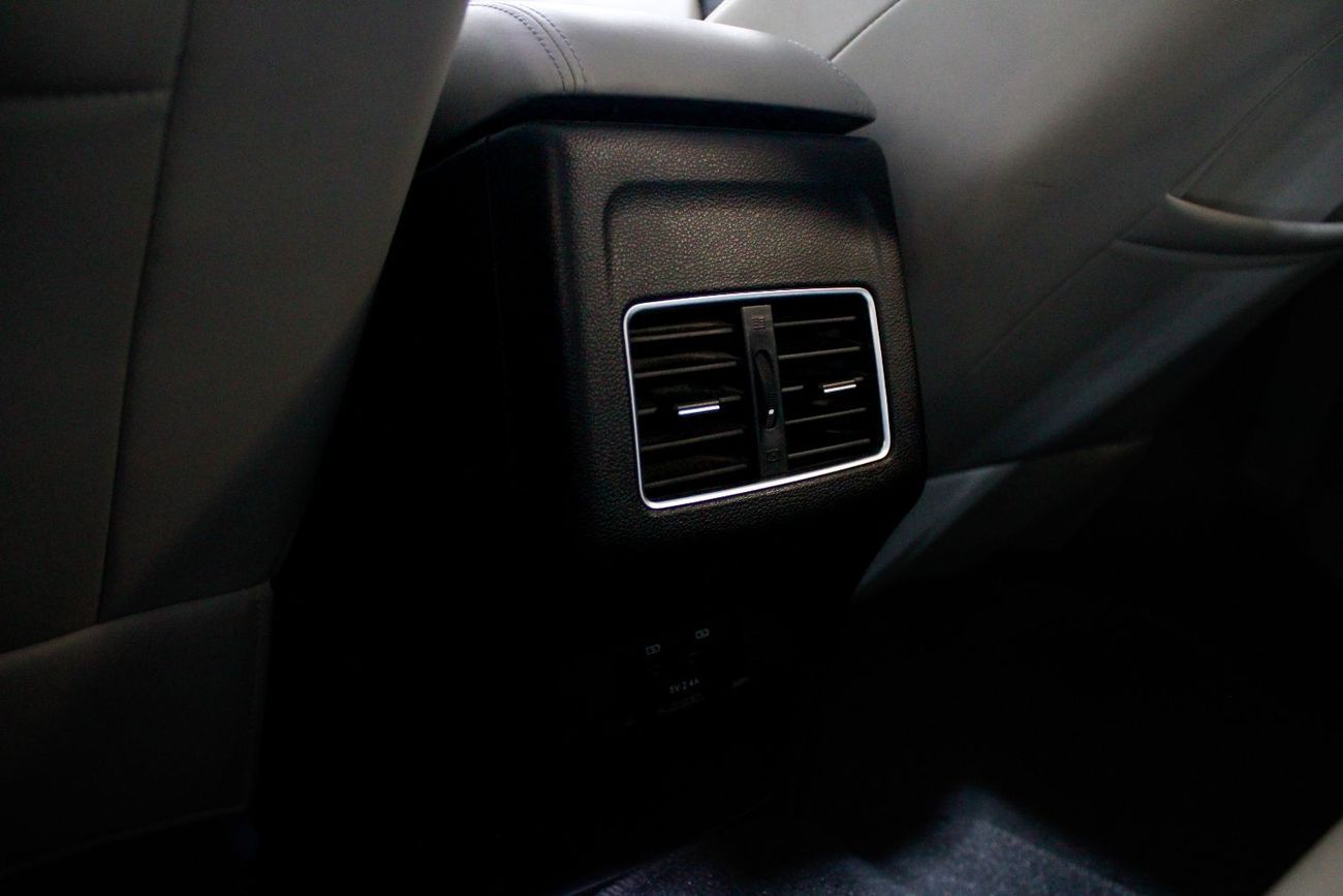 جاك J7 JAC J7 - White with black top