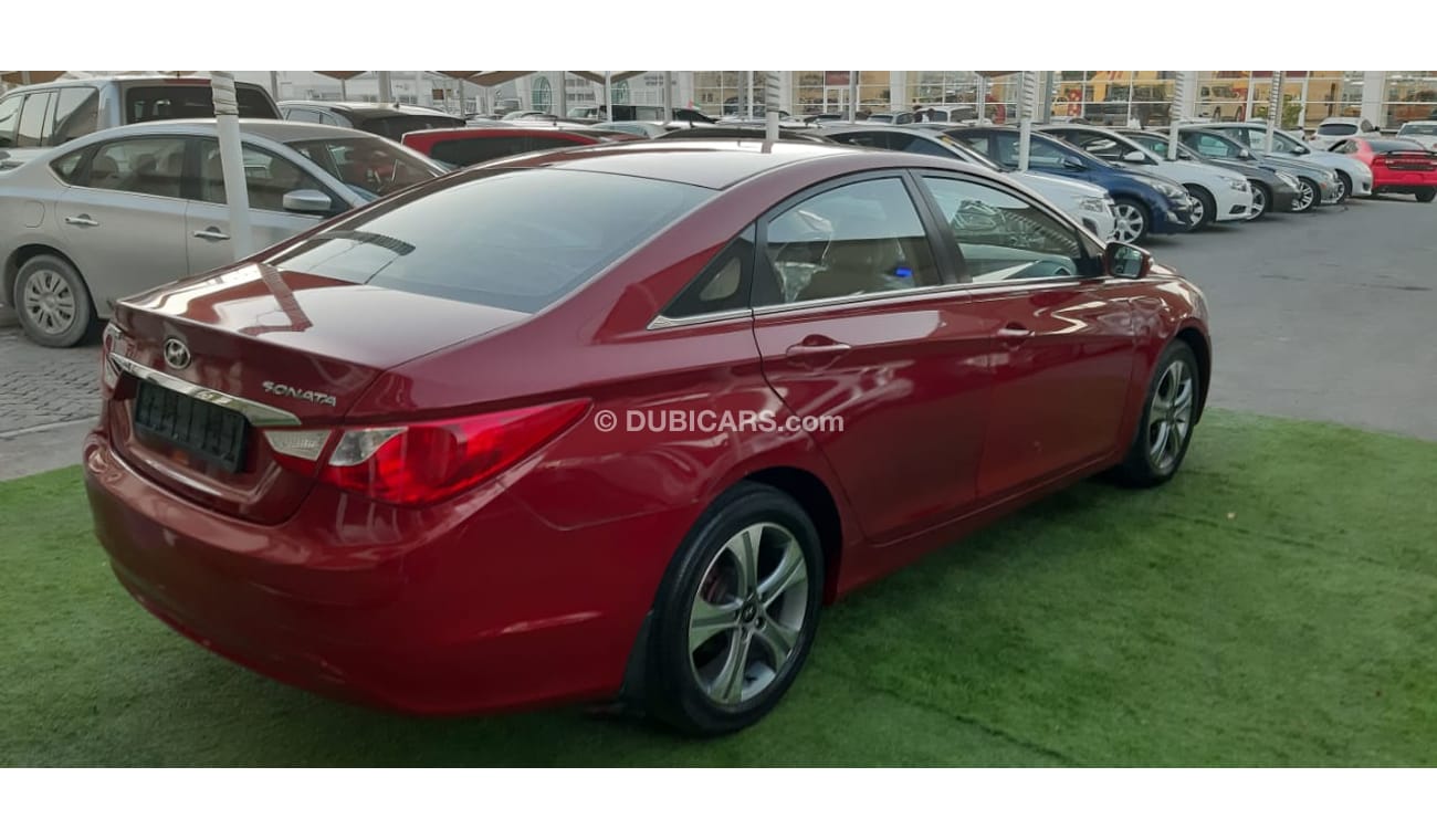 هيونداي سوناتا خليجى -2013 رنجات - مشغل اقراص - نوافذ كهربائية لون أحمر داخل رصاصى بحالة ممتازة لاتحتاج لاى مصاريف