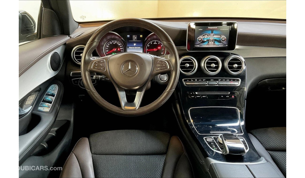 مرسيدس بنز GLC 250 AMG (Half leather seats)