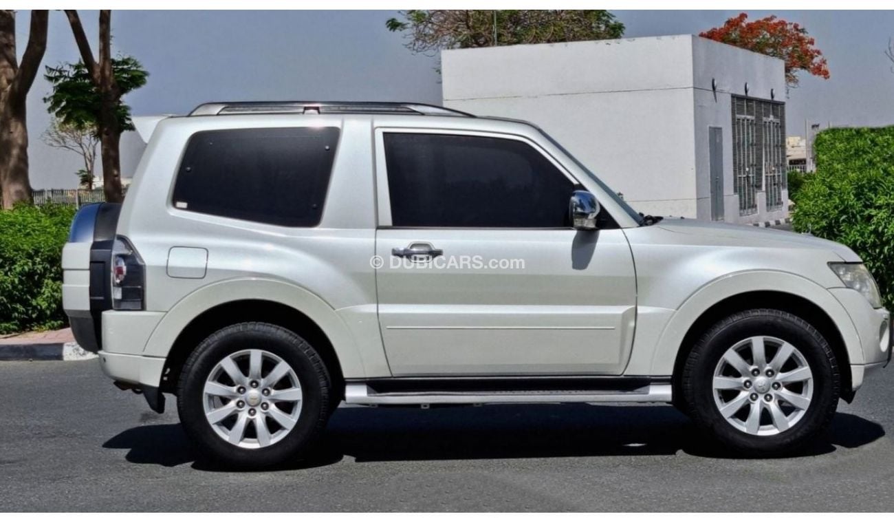ميتسوبيشي باجيرو 3.8L Full option - V6 - Gls - Sunroof - Leather Interior - Single Door - Perfect condition