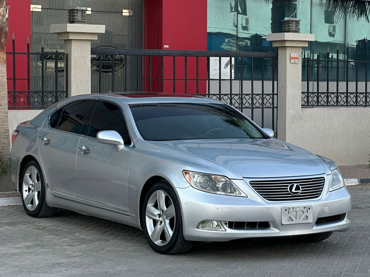 Lexus LS460 Lexus LS460 Model: 2007 Mileage: 220,000 Km  Price: 22,000 dirhams Come to America Full option No. 1