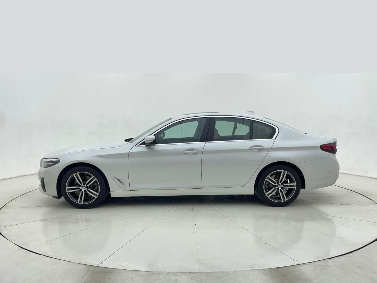 بي أم دبليو 520i 2L 2023 | 0 DP | 1854/Month | 30 Day Return | Service History