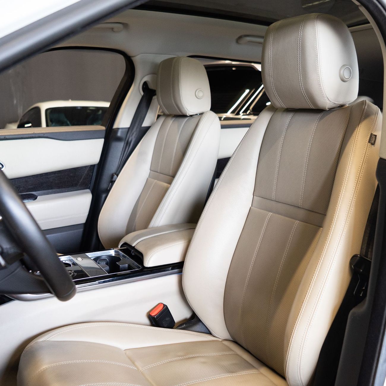 Land Rover Range Rover Velar P250 R-Dynamic SE 2.0L AED 2,490 pm  • 0% Downpayment • Velar P250 SE R-Dynamic • 1 Year Warranty