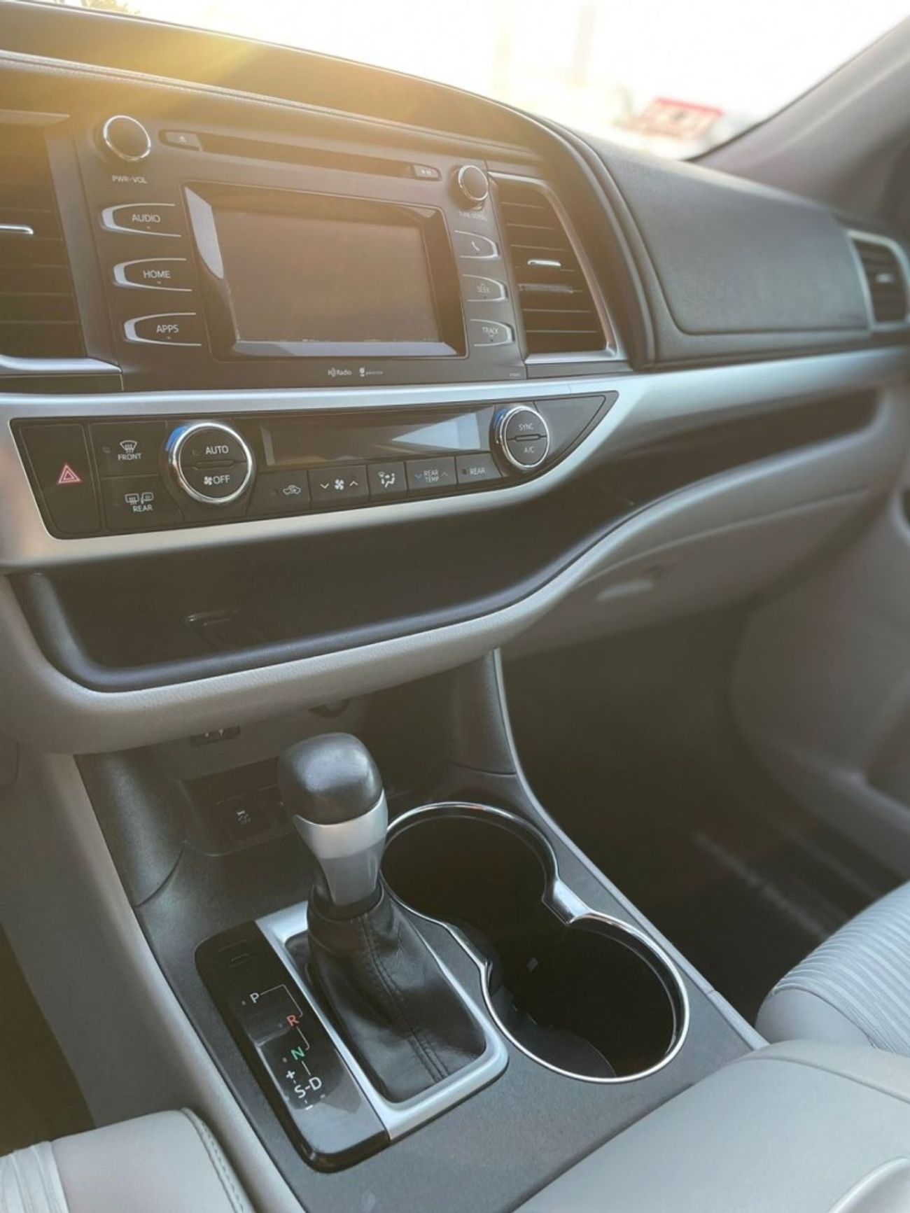 تويوتا هايلاندر 2015 Toyota Highlander LE+ 4x4 AWD - Trunk Auto Rear CAM - 7 Seater -