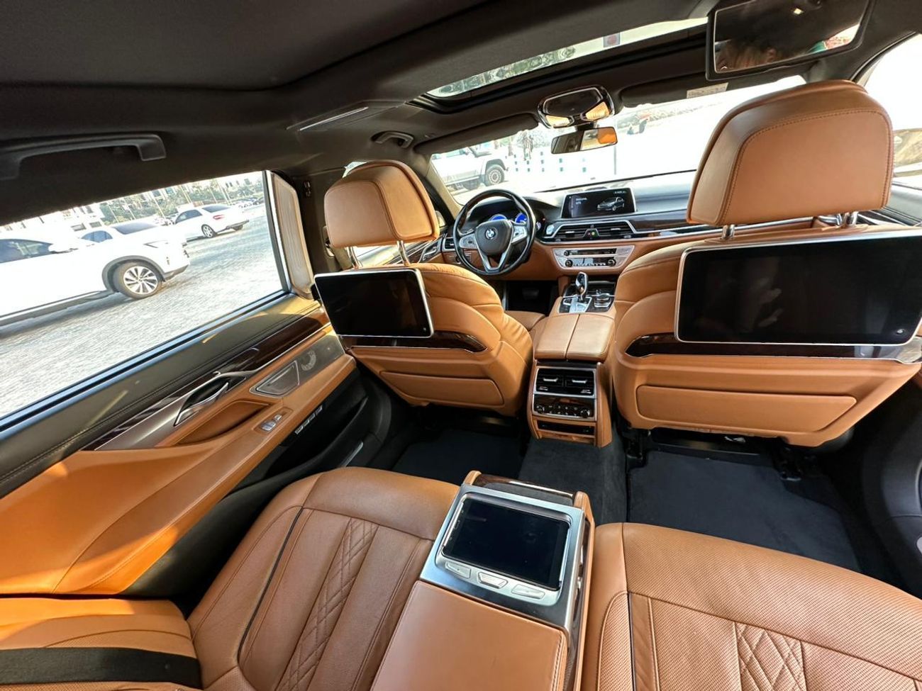 BMW 750Li Luxury 4.4L (523 HP)