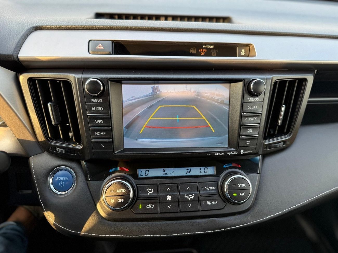 تويوتا راف ٤ XLE Hybrid sunroof,push start full Option