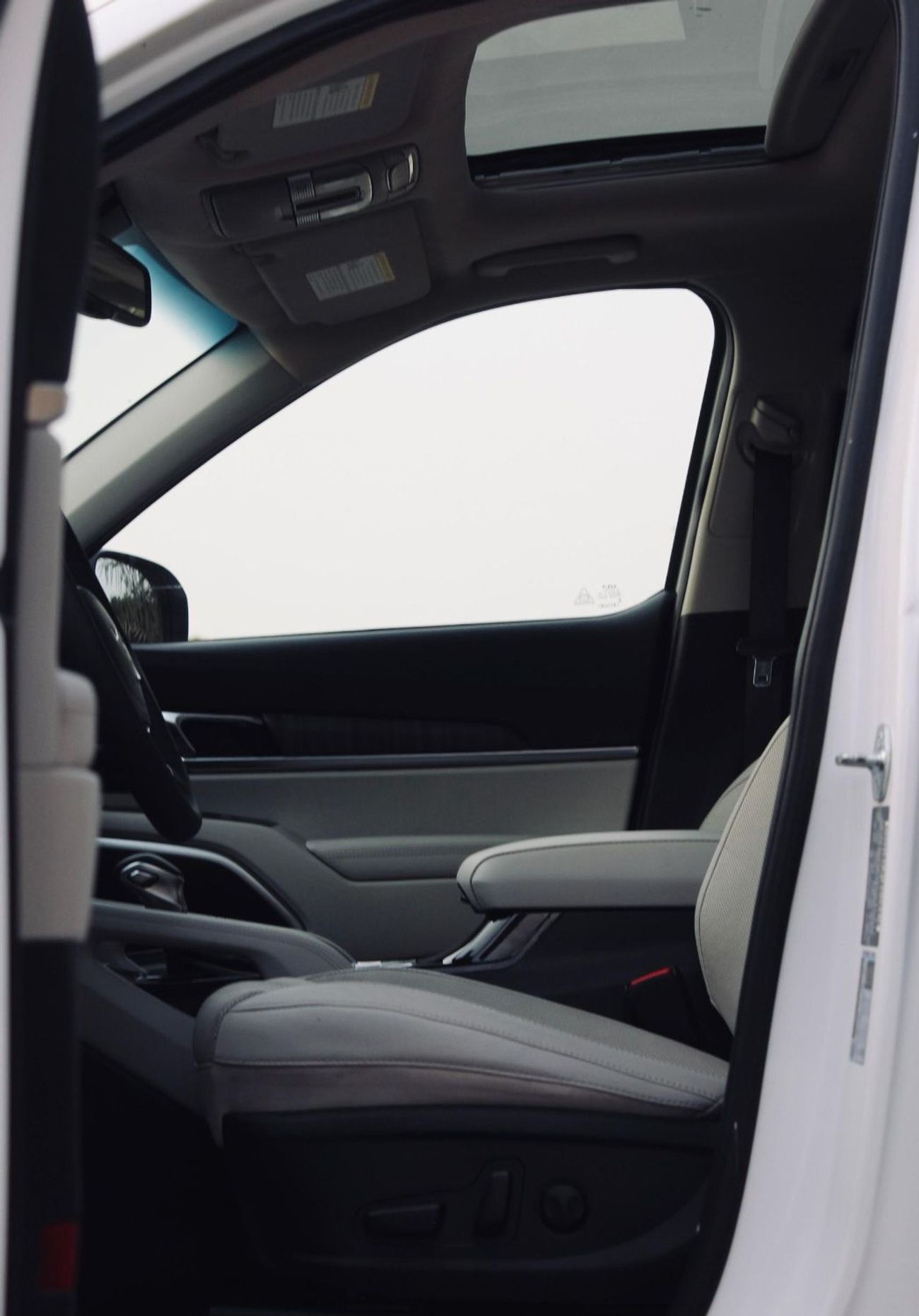 كيا تيلورايد The Kia Telluride is a popular 3-row, 7-8 seater midsize SUV, recognized for its luxurious, upscale 