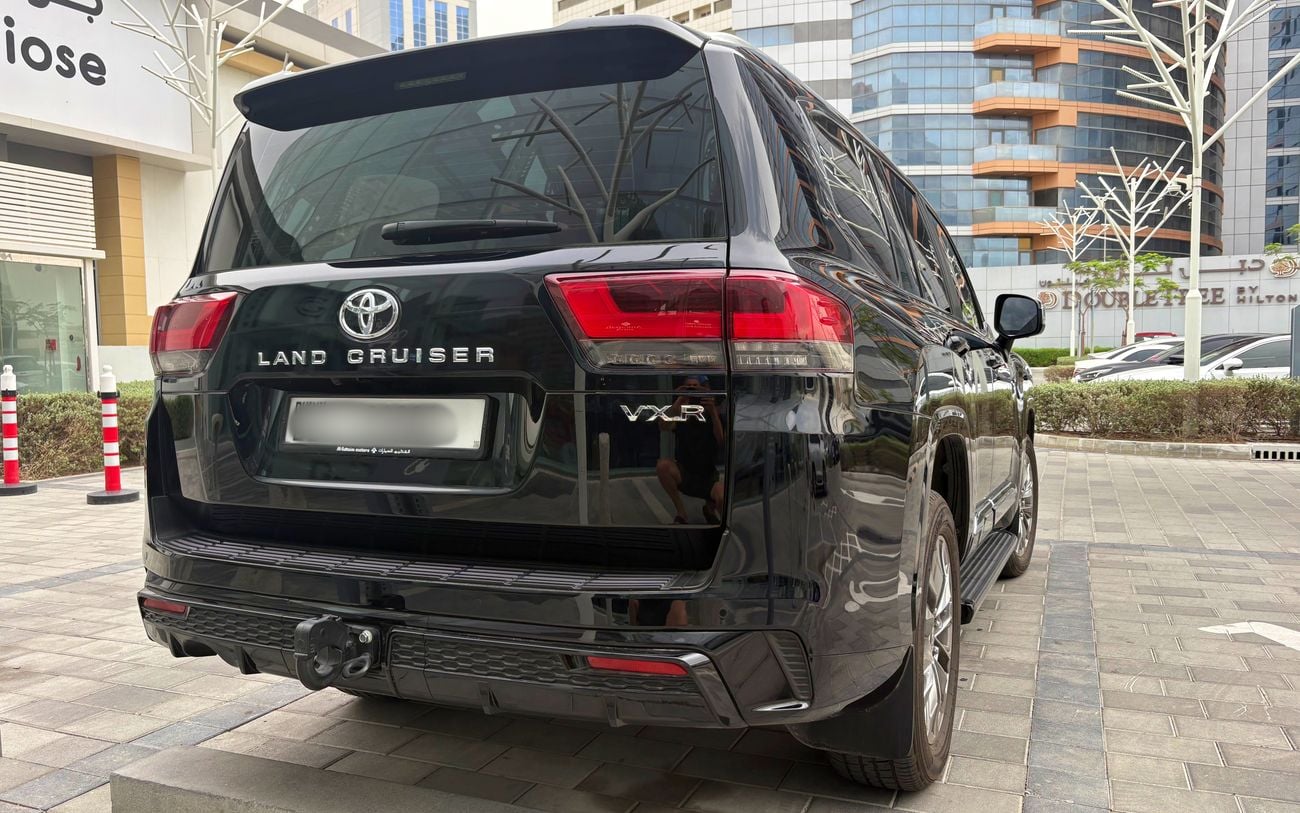 تويوتا لاند كروزر 2025 Land Cruiser VXR 4.0L V6 | 13,500 KM | Single Owner | Al-Futtaim | 80K Service Contract