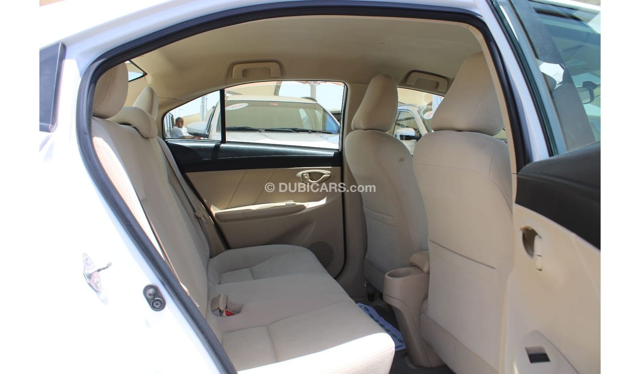 تويوتا يارس SE خالية من الحوادث - خليجي - مكينة 1500 سي سي - السيارة بحالة ممتازة من الداخل والخارج