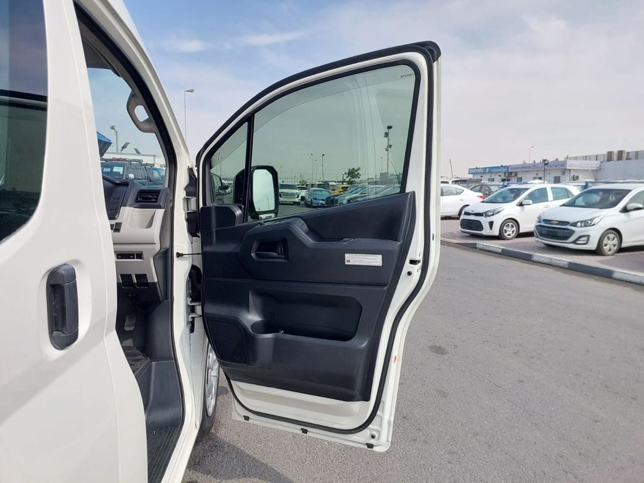 Toyota Hiace (RAMADAN OFFER) TOYOTA HIACE COMMUTER VAN RHD 2020 MODEL 2.8 L DIESEL AUTOMATIC(PM04978)