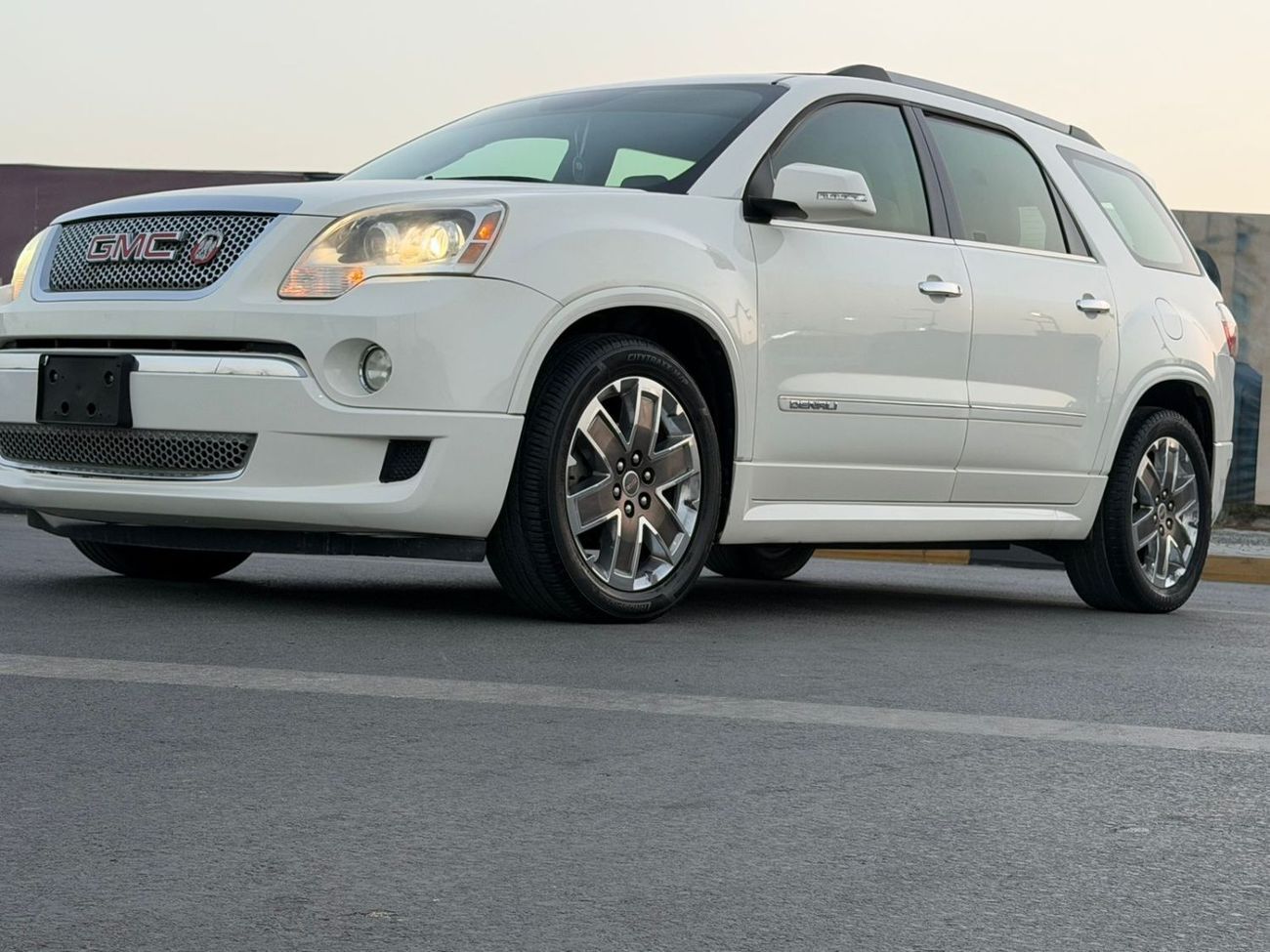 GMC Acadia Excellent condition & luxury feel