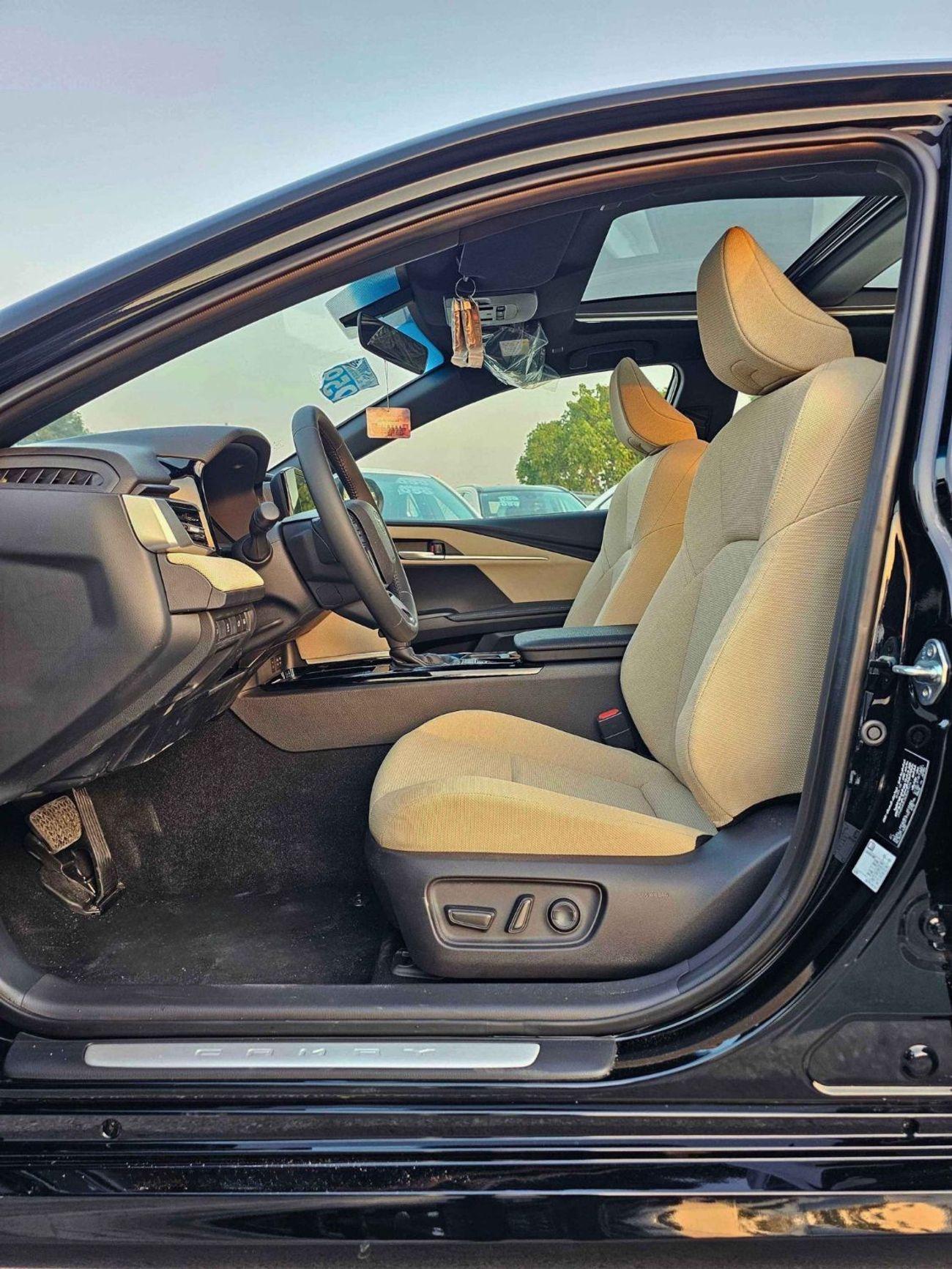 تويوتا كامري LE HYBRID / 2.5L PETROL / PANORAMIC ROOF / MID OPTION / FABRIC SEAT / CODE # LE