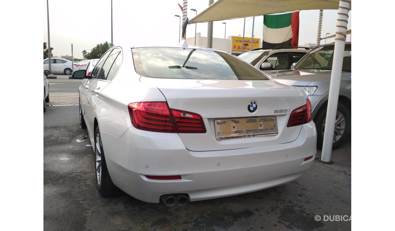 BMW 520i i 2015 WHITE NUMBER 1 GCC LATHER NO ACCIDENT NO ACCIDENT PERFECT