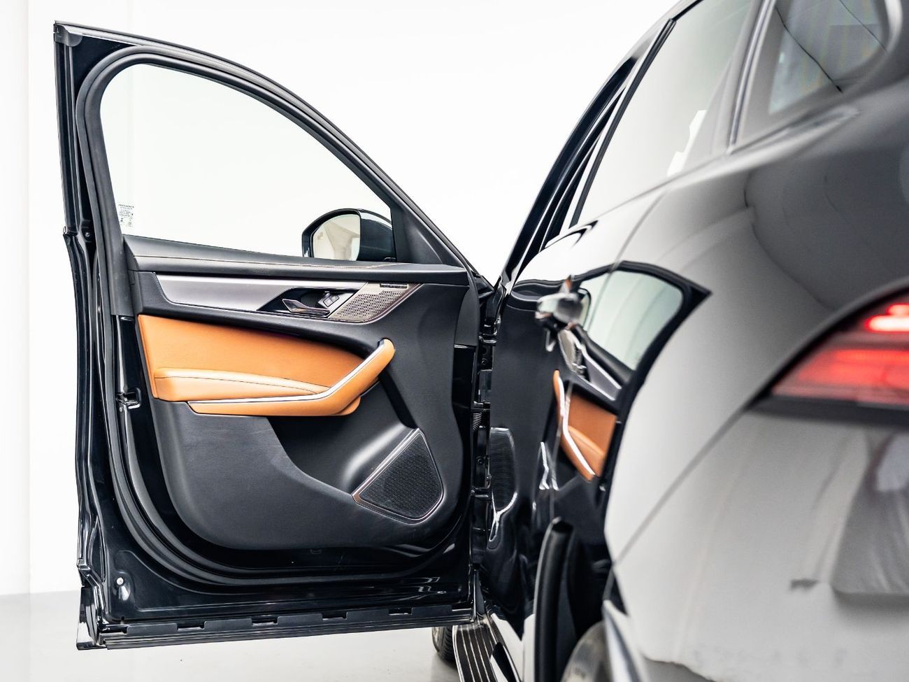 جاكوار F بيس R-Dynamic SE 2.0L