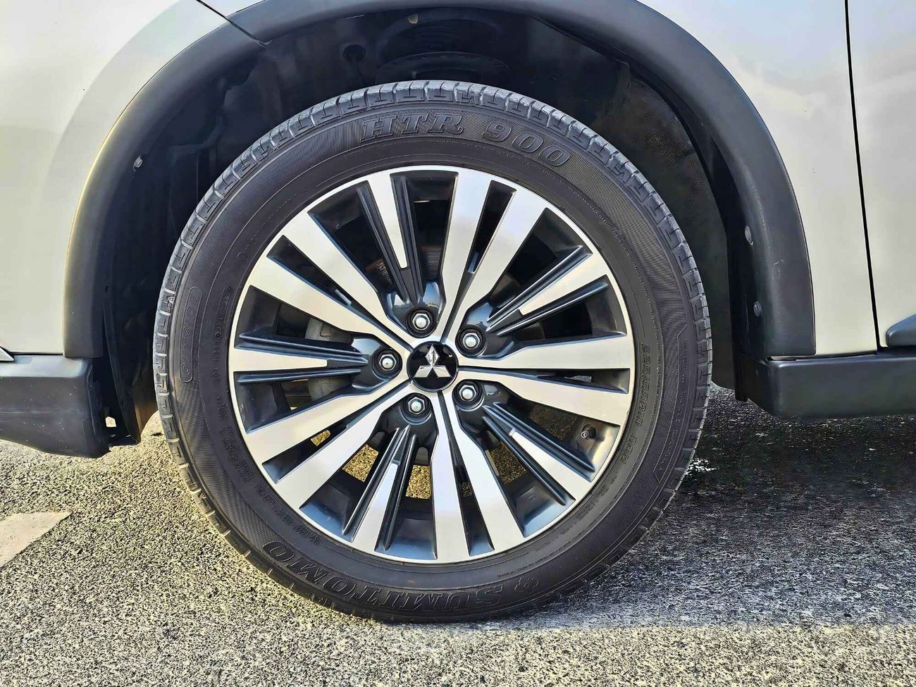 Mitsubishi Outlander GLX/ 4WD/ LEATHER SEATS/ DVD/ LOW MILEAGE/ GCC/ 657 MONTHLY/ LOT# 702843