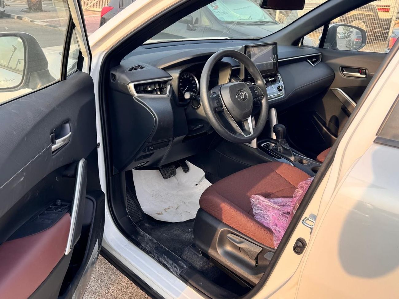 تويوتا كورولا كروس Corolla cross  1.8 L hybrid  2025 YM Sunroof  Medium option  GCC spec