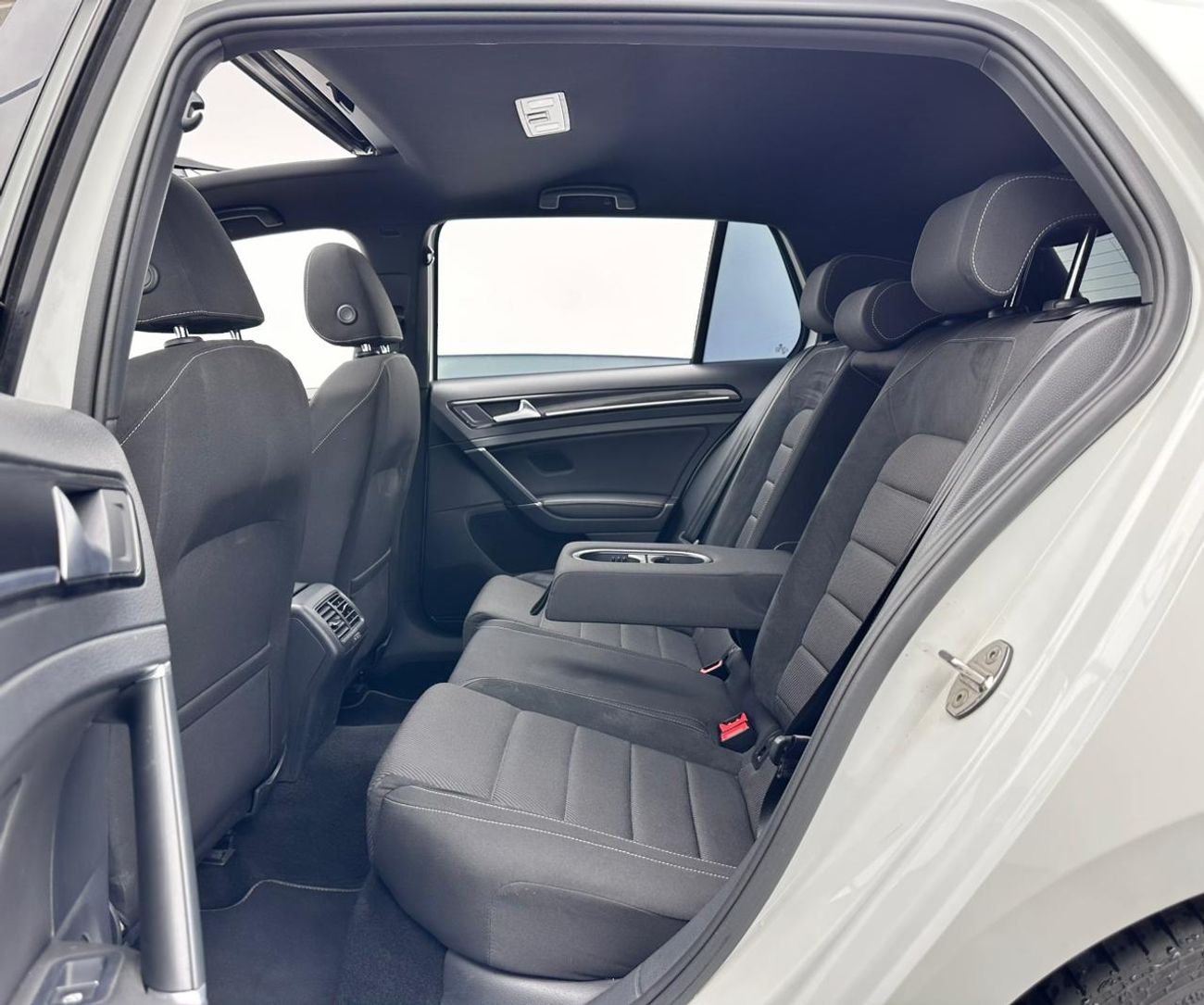 Volkswagen Golf R Base 2.0T 2019 Volkswagen Golf R, 1 Year Unlimited KM Warranty, Volkswagen Full Service History, GCC