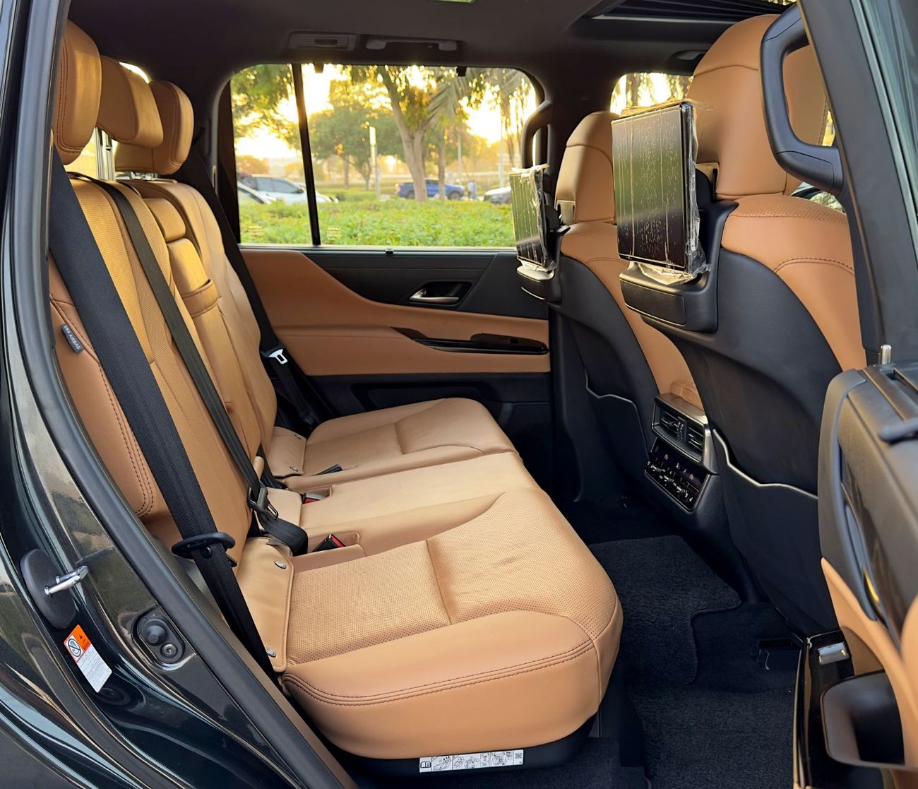 Lexus LX 600 Signature 3.5L ( CYL) 2023 Lexus LX600 Ash Wood, Dealer Warranty, GCC Specifications