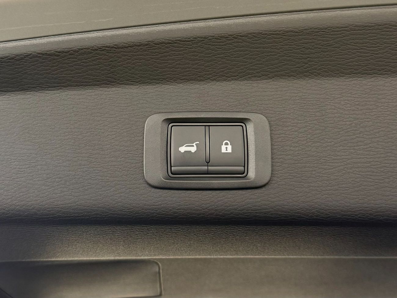 ميتسوبيشي آوتلاندر OUTLANDER 2.5 P-LINE 4WD **EXPORT ONLY**التصدير فقط خارج الخليج**