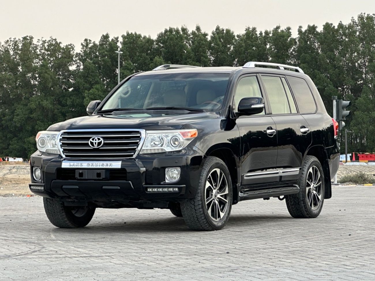 Toyota Land Cruiser GXR 4.0L (271 HP) 4WD MODEL 2015 GCC CAR PERFECT CONDITION INSIDE AND OUTSIDE FULL OPTION SUN ROOF