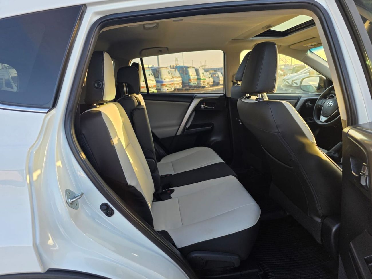 Toyota RAV4 Limited 2.5L Sunroof , Push button , Trunk automatic and leather seats