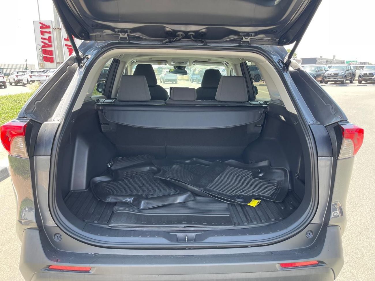 تويوتا راف ٤ Left Hand Petrol ,2.5 liter ,Only For Export