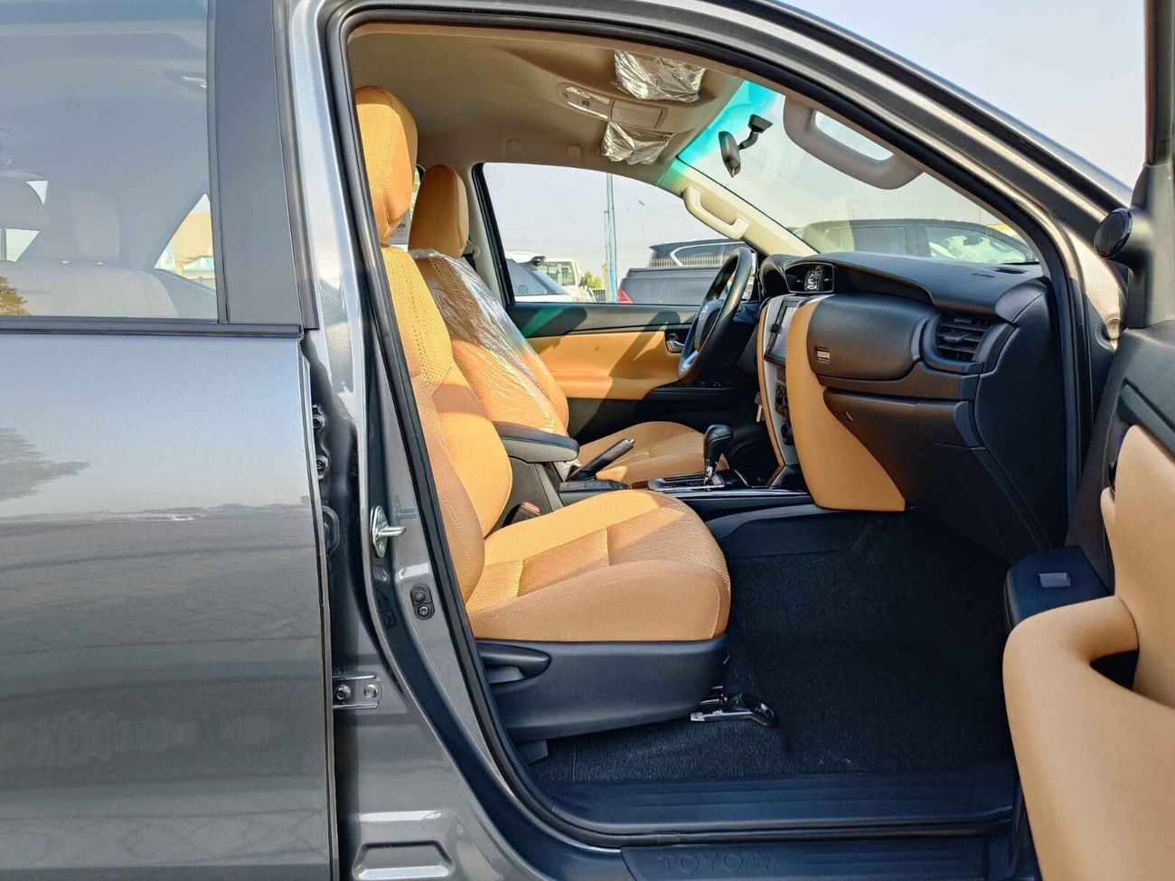 Toyota Fortuner DIESEL ,2.4L V4 / SC 8 AUDIO DISPLAY / MANUAL A.C / "17" STEEL WHEELS / 4X4 (CODE # FD24B)