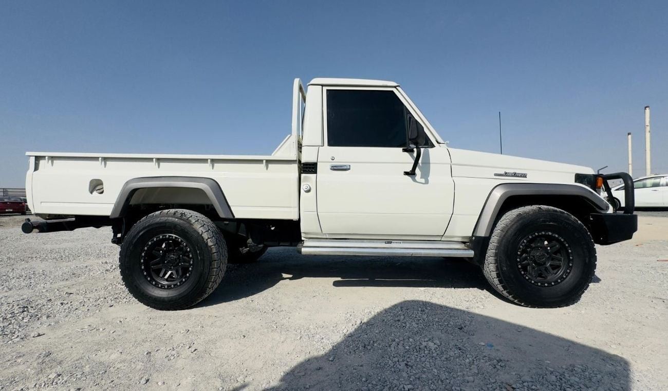 Toyota Land Cruiser Pick Up SINGLE CABIN | RHD | 1990 MODEL | 4.0L DIESEL ENGINE | MANUAL TRANSMISSION | JFT0241