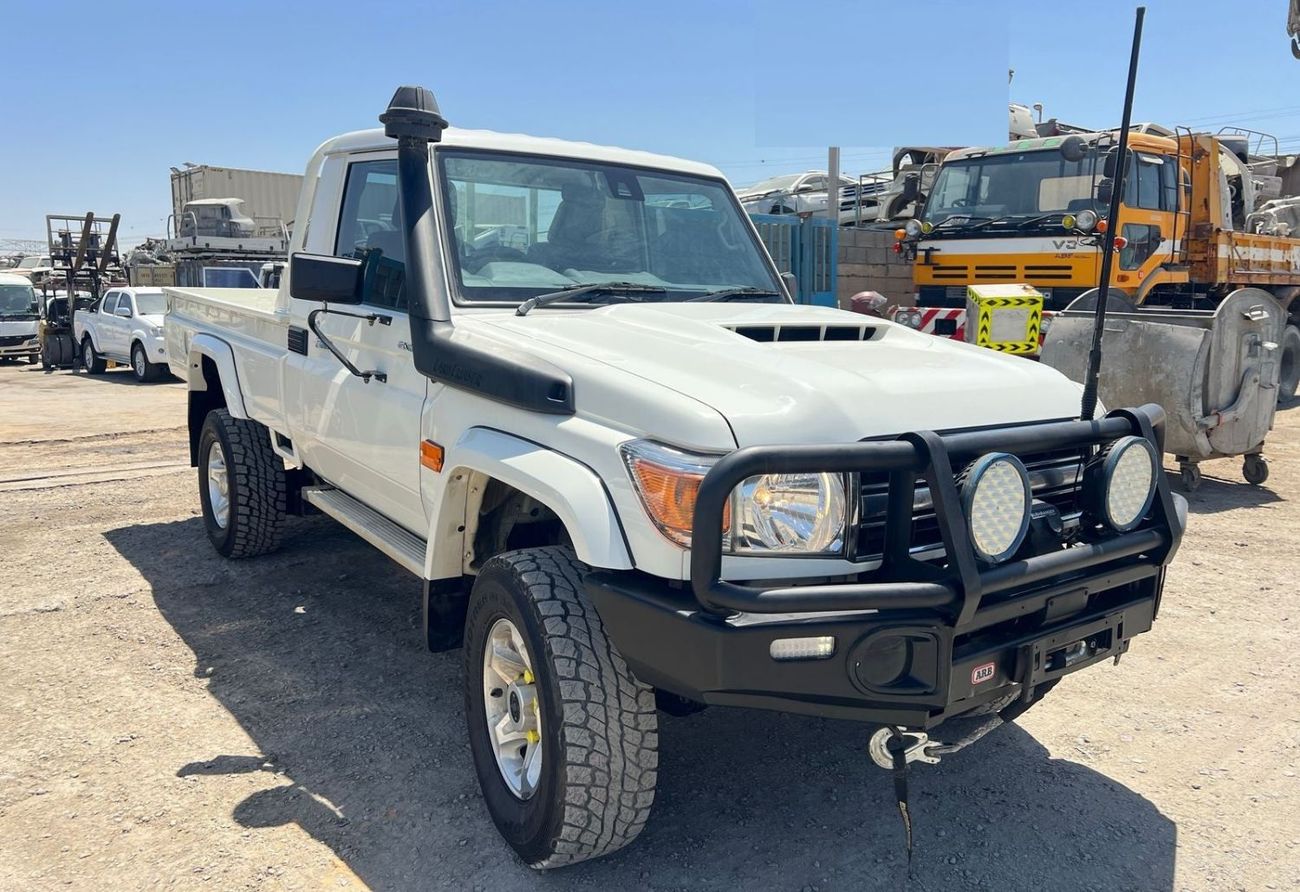 تويوتا لاند كروزر DIESEL ENGINE ,RIGH HAND DRIVE ,4.5 LITER ,MANUAL GEAR