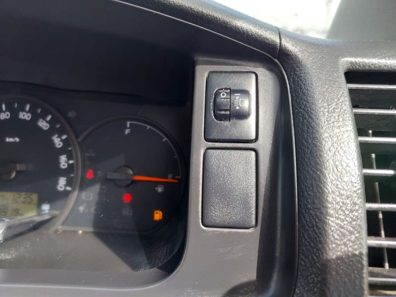 تويوتا هاياس TOYOTA HIACE VAN RHD 2015 MODEL 2.7 L PETROL AUTOMATIC(PM61832)