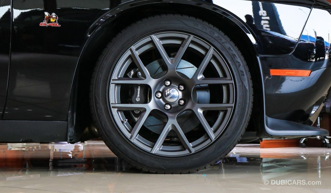 Dodge Challenger 6.4 L HEMI