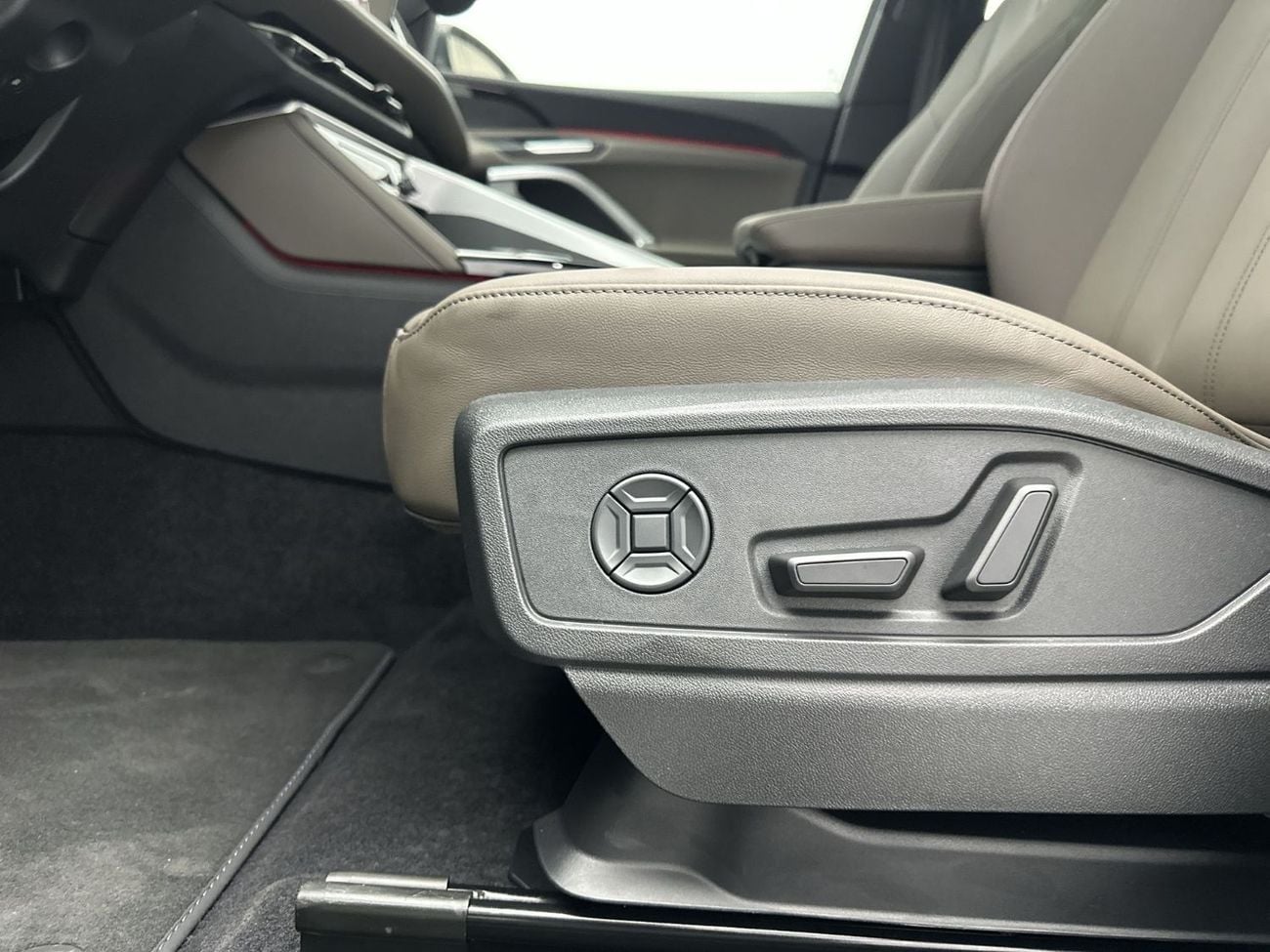 أودي Q5 Q5 Sportback TFSI quattro 204hp S Line (Ref# 02045)