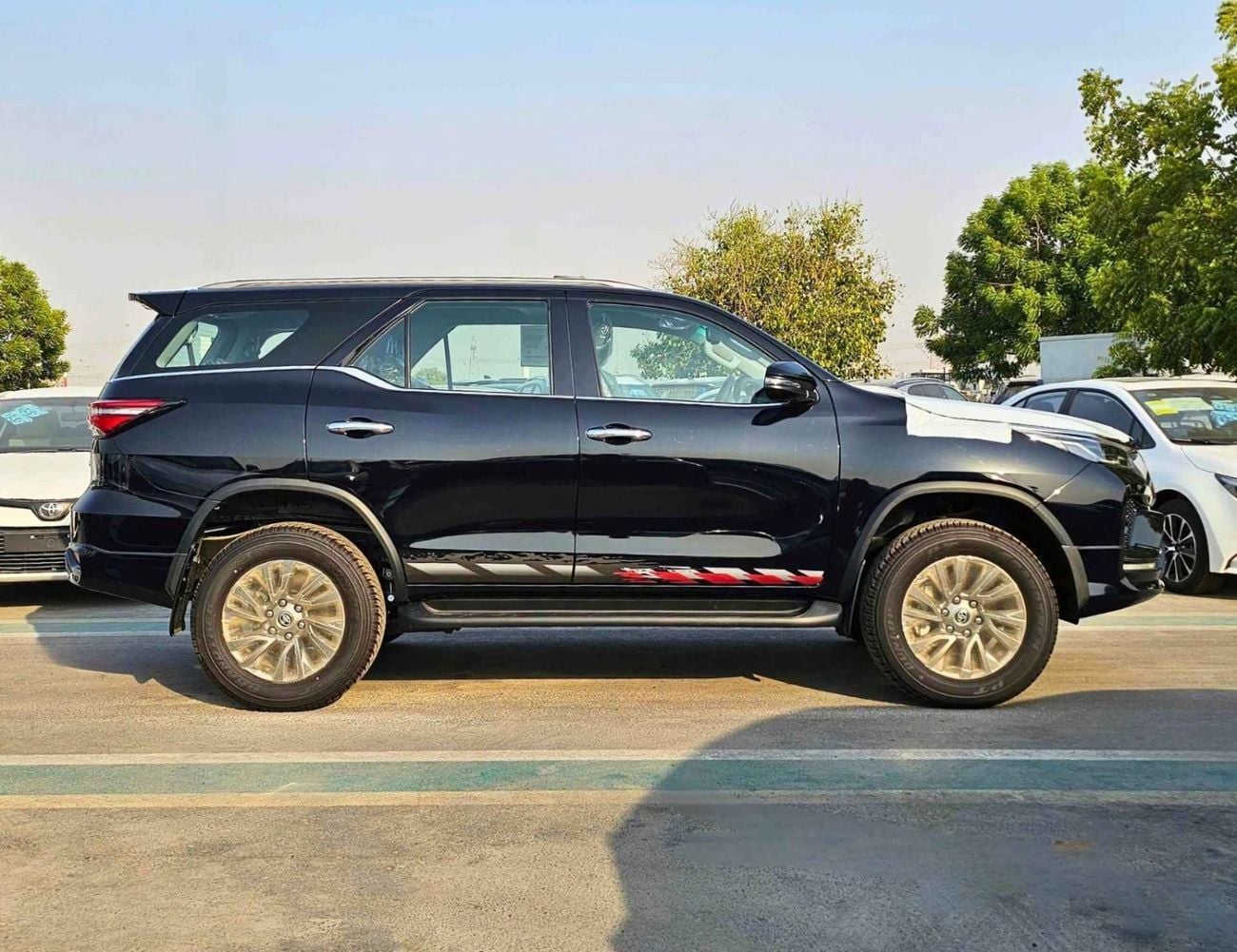 Toyota Fortuner VXR SR5 ADVENTURE / 4.0L V6 PETROL / FRONT PWR SEATS / PUSH START / DIFF LOCK AUTO A/C (CODE # F6HA)