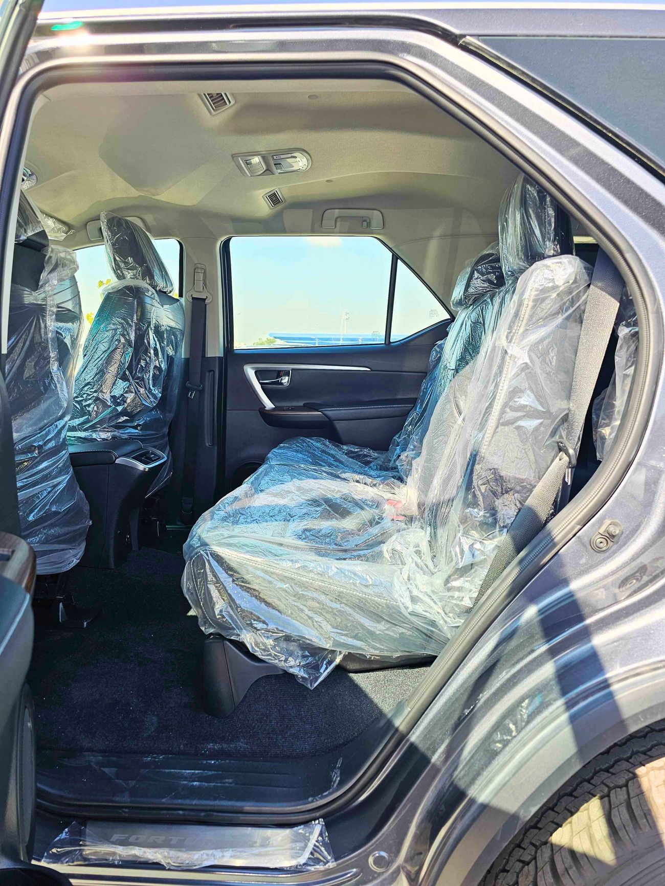 Toyota Fortuner SR5 /  4.0L V6 PETROL / WOOD TRIM / LEATHER SEATS / FULL OPTION (CODE # 69044)